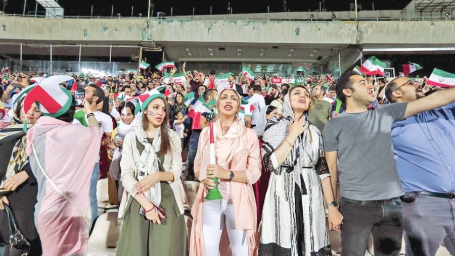 Irán permite entrar a mujeres a sus estadios tras 40 años