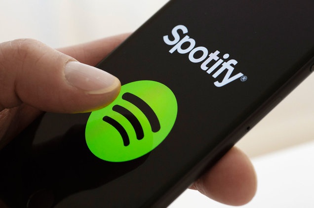 ¡Que no te cachen! Spotify cancelará plan familiar si usuarios no viven juntos