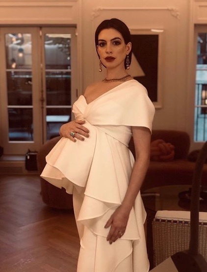 Anne Hathaway luce su embarazo en alfombra roja
