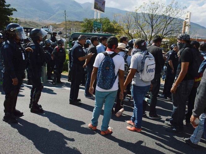 Bloquean Autopista del Sol en demanda de material didáctico para escuela