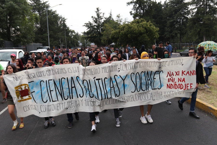 Alumnos de la UNAM marchan contra violencia de género y porros