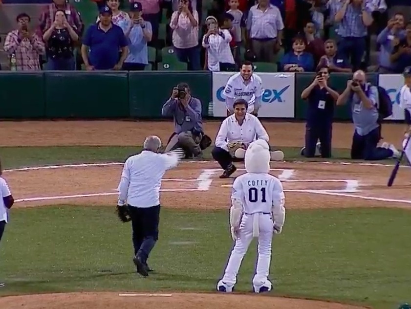 Inaugura AMLO estadio de beisbol en Guasave