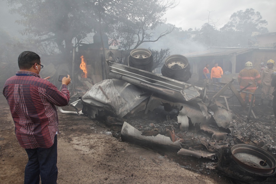 Incendio de pipa daña 10 casas y dos comercios en Honduras