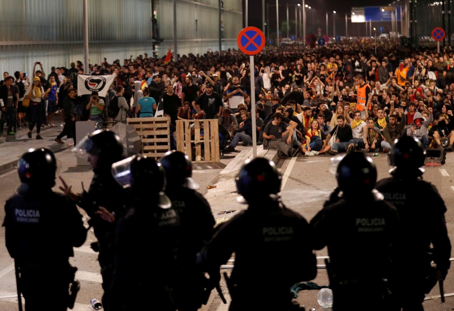 Disturbios dejan 37 heridos y 108 vuelos cancelados en Barcelona