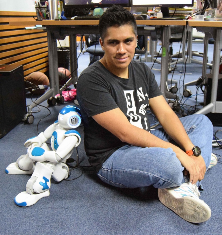 Estudiante del IPN replica movimientos humanos en un robot