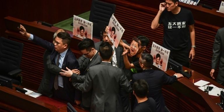 Tensión en las calles y en el Parlamento de Hong Kong