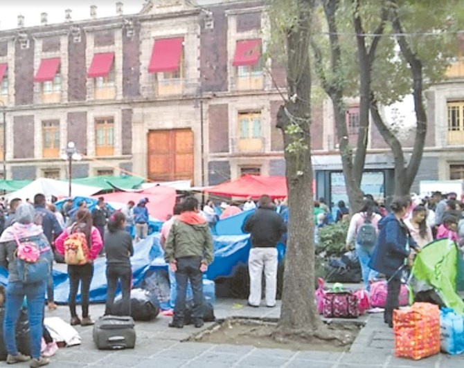 Con bloqueo a SEP, maestros piden igualar los salarios