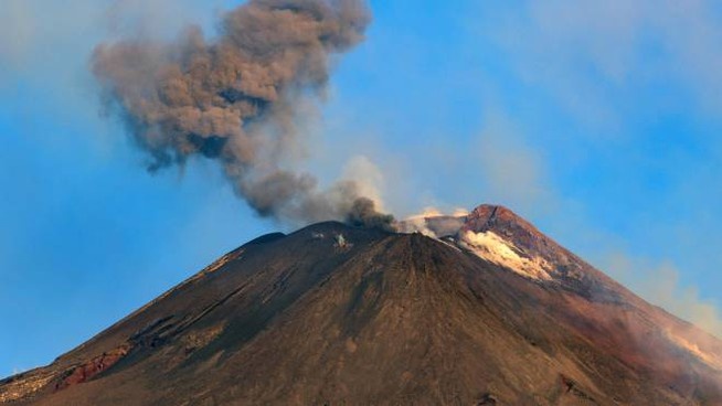 Entra en erupción volcán Etna, el más grande de Europa