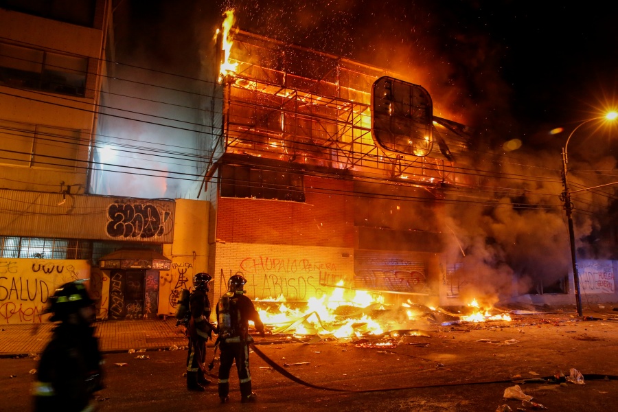 Protestas en Chile dejan tres muertos en un supermercado incendiado
