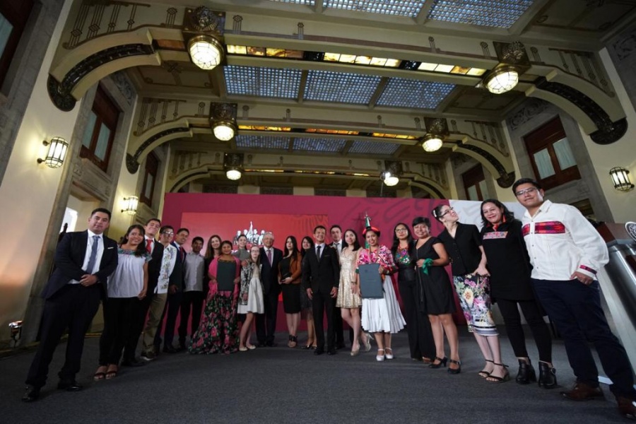 Entrega AMLO el premio nacional de la Juventud; la mayoría son mujeres