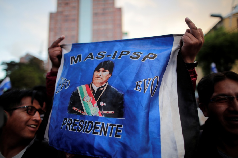 VIDEO: Tiran estatua de Hugo Chavez en Bolivia