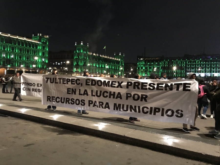 Alcaldes de diversas regiones protestan en Palacio Nacional