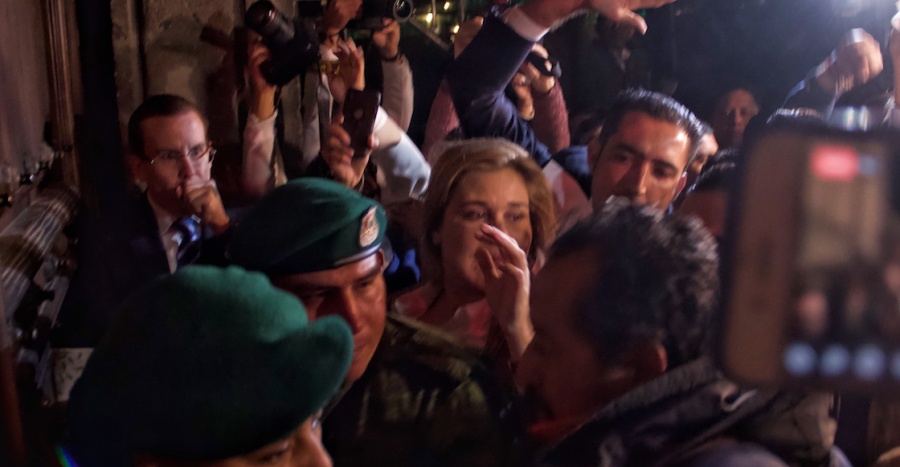 Denuncian alcaldes que fueron recibidos con gases y empujones en Palacio Nacional