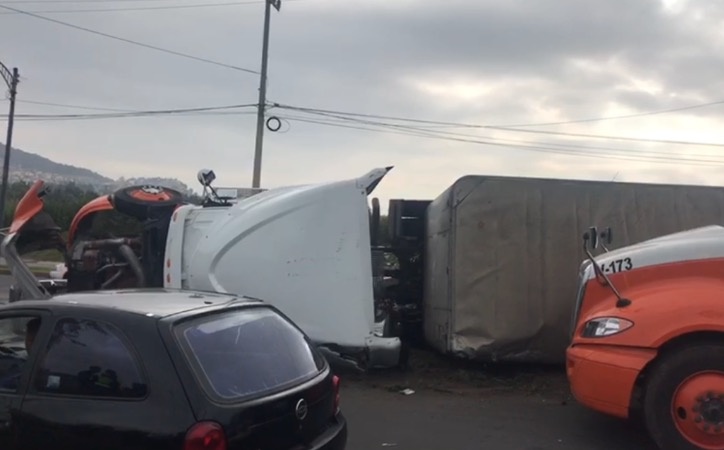 Vuelca tráiler con toneladas de pollo congelado en Iztapalapa