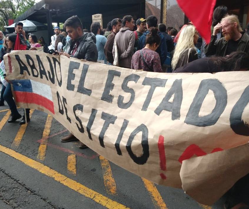 Manifestantes se congregan en la embajada de Chile en México
