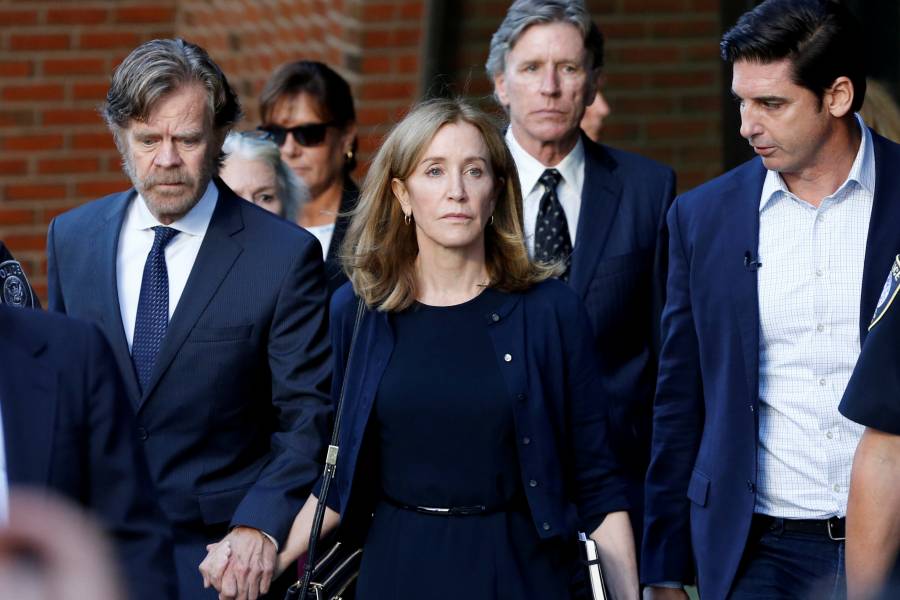 Felicity Huffman sale de prisión antes de cumplir sentencia