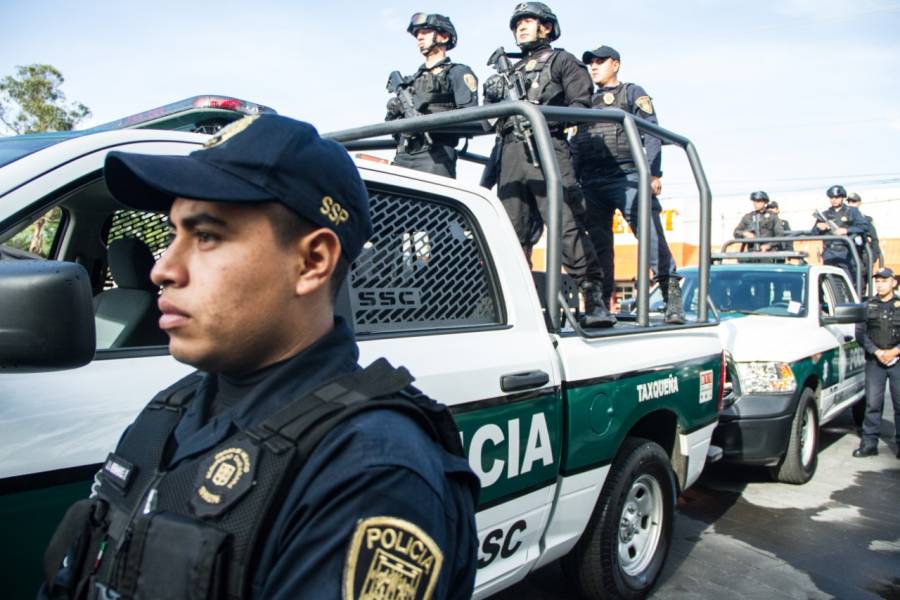 Vecinos en Iztapalapa retienen a policías en protesta por inseguridad