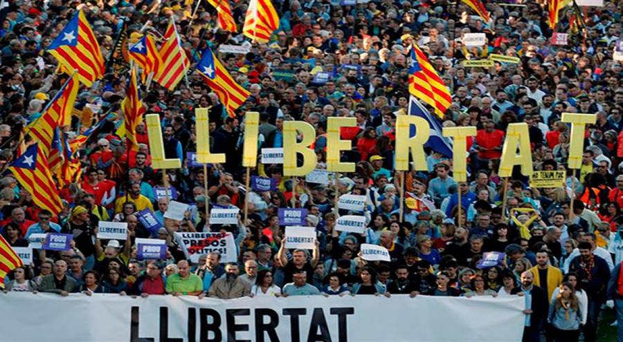 Miles de catalanes salen de nueva cuenta a las calles