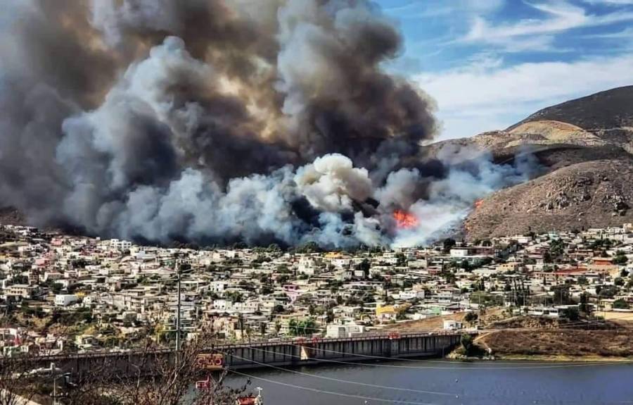 Incendio en Ensenada deja un muerto y 25 casas afectadas