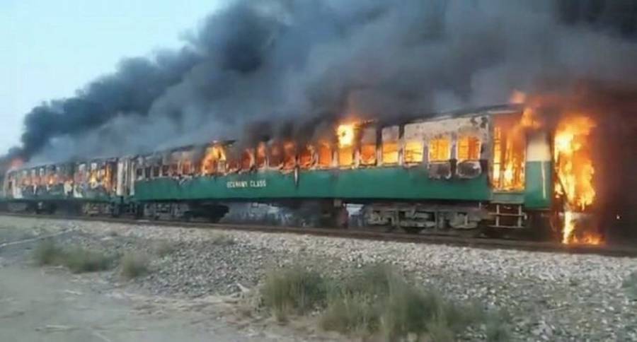 VIDEO: Incendio de tren en Pakistán cobra la vida de más de 60 personas