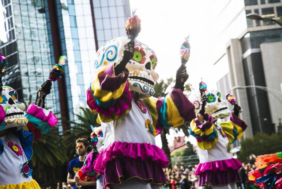 Catrinas, calaveras, esculturas de barro vivientes y carros alegóricos desfilan en el Paseo de la Reforma