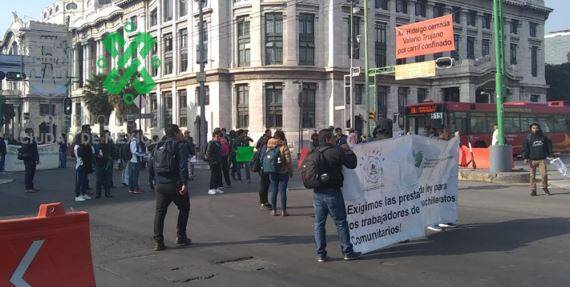 Maestros y estudiantes complican la circulación en Eje Central