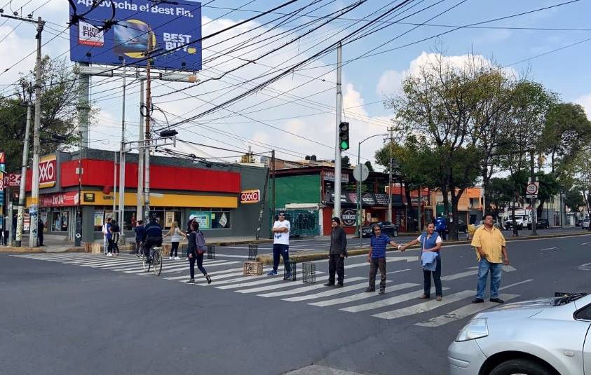 Comerciantes y vecinos bloquean avenida por obras inconclusas en Azcapotzalco