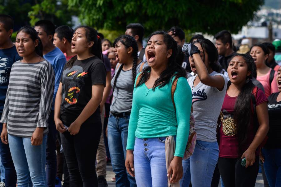 Normalistas vandalizan y secuestran autobuses en Chiapas