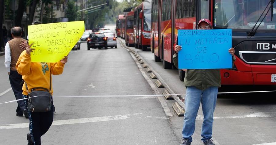 Padres de niños con cáncer amenazan con cerrar el Senado