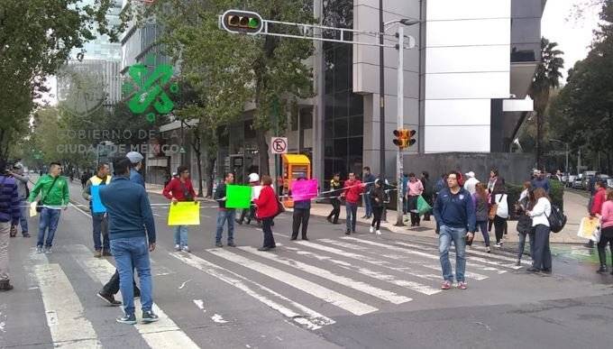 Padres de niños con cáncer bloquean Insurgentes y Reforma