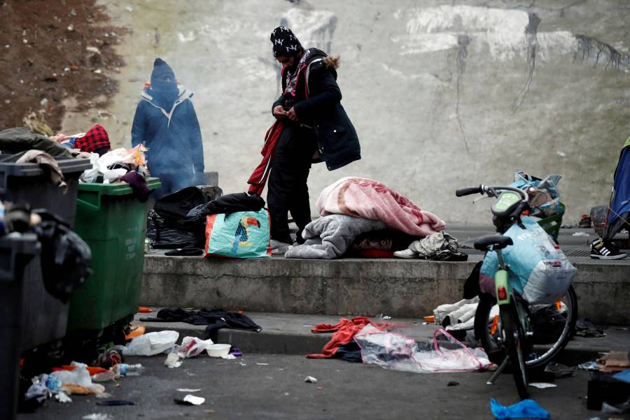 Desaloja Francia dos campamentos de migrantes en París