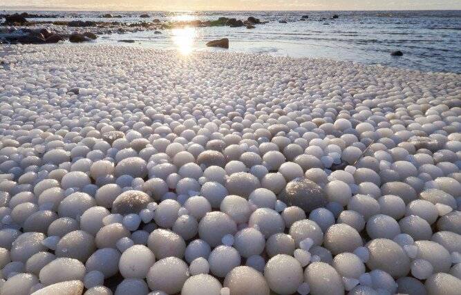 [Video] Misteriosos “huevos de hielo” aparecen en una playa de Finlandia