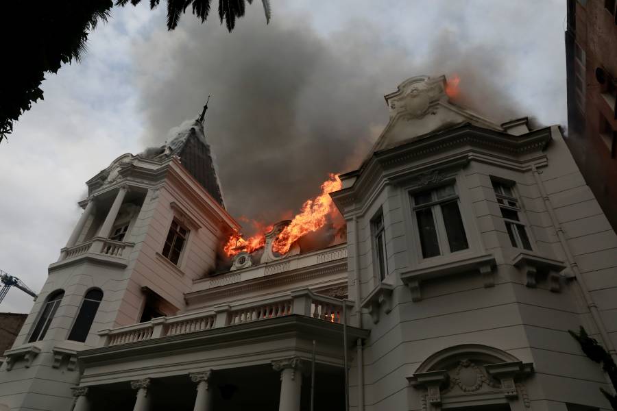 Encapuchados incendian universidad en Chile