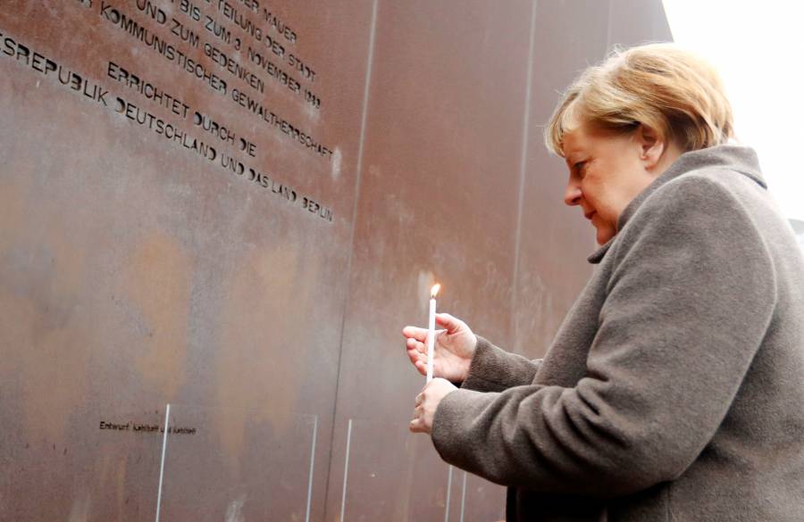 Merkel pide defender la libertad a 30 años de la caída del Muro de Berlín