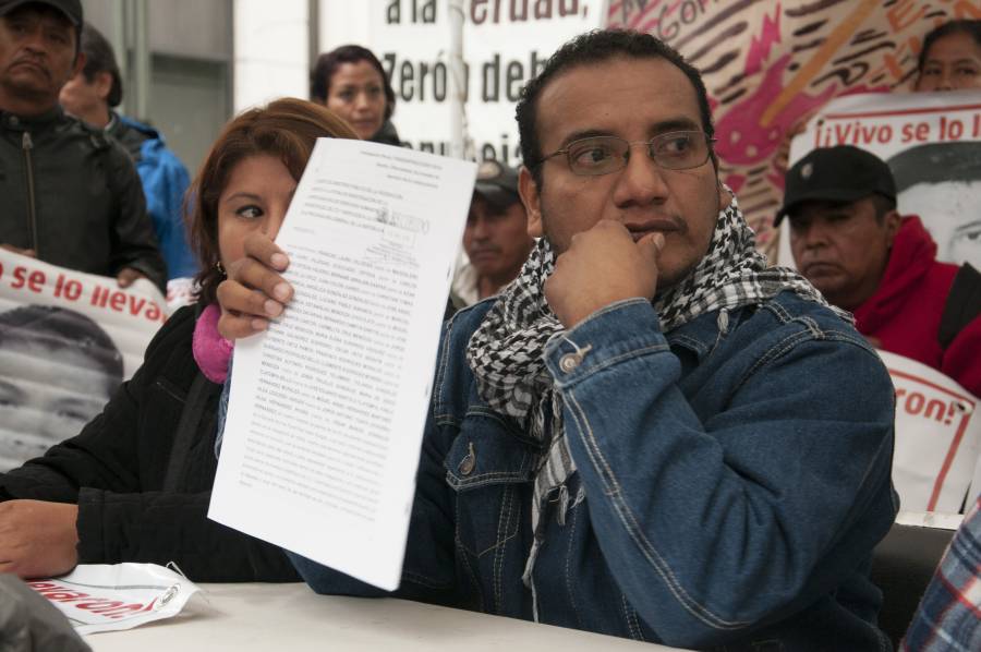 Piden padres de estudiantes consignar a funcionarios por caso Ayotzinapa