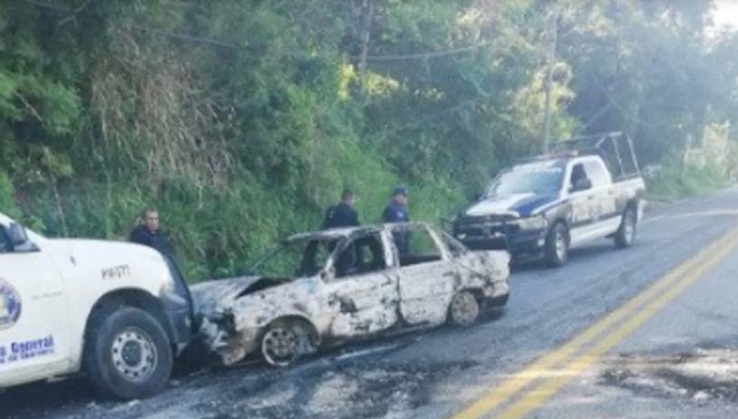 Con vehículos quemados pobladores cierran carretera Acapulco-Chilpancingo