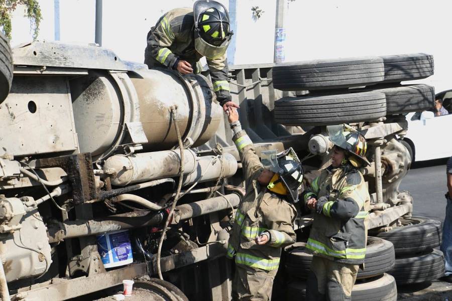 Volcadura de tráiler provoca caos vial en Insurgentes y Circuito Interior