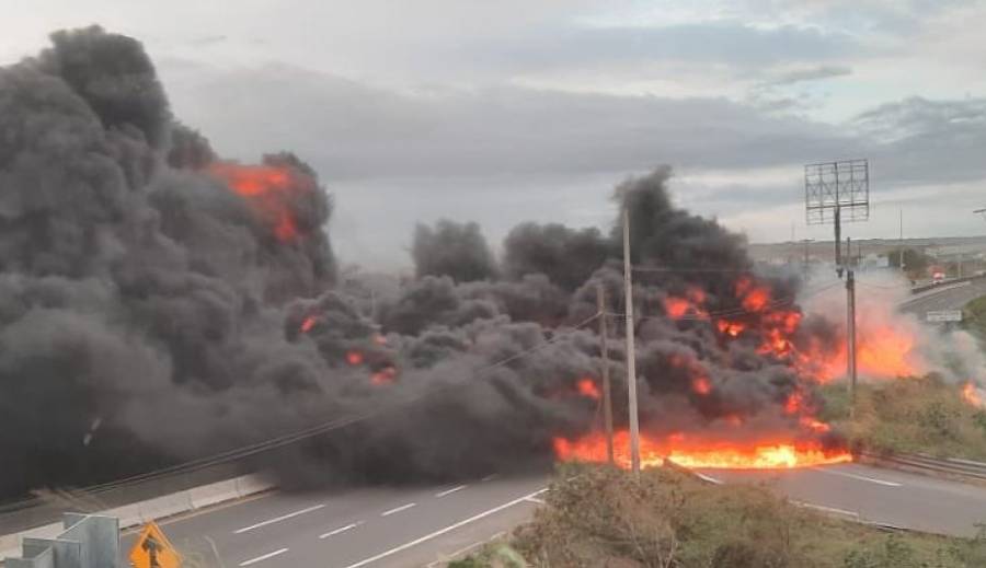 [Video] Pipa se incendia luego de volcarse en carretera de Veracruz