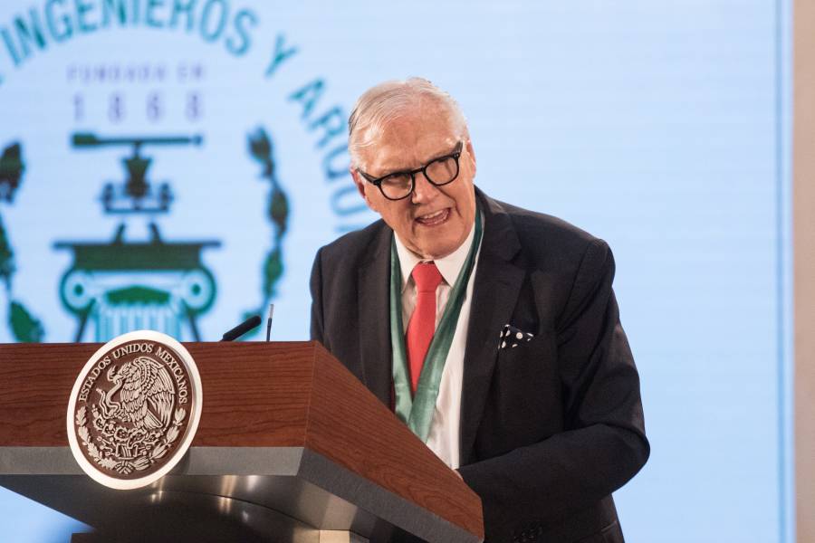 AMLO entrega Premio Nacional de Arquitectura 2018 a Joaquín Álvarez Ordóñez