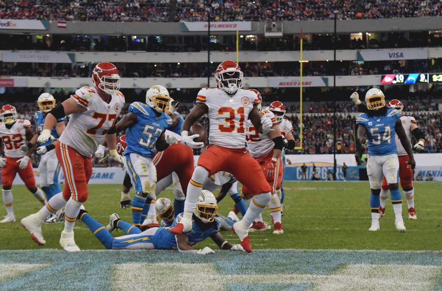 Chiefs le intercepta todo a Chargers y conquista el Azteca