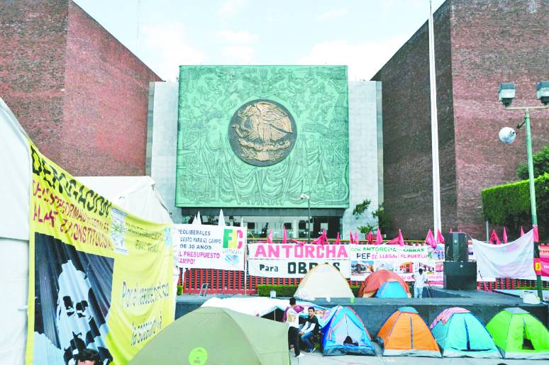 Campesinos amagan con “sumarse” al desfile