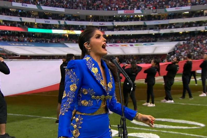 Ana Bárbara se equivoca al entonar Himno Nacional en juego de la NFL