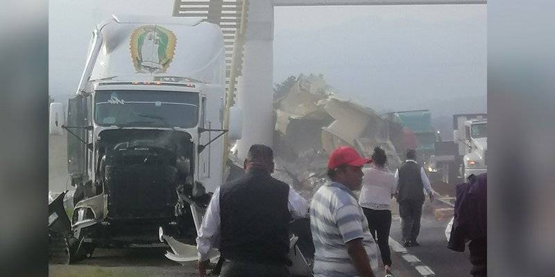 Rapiña, tras la volcadura de un tráiler en la México-Puebla