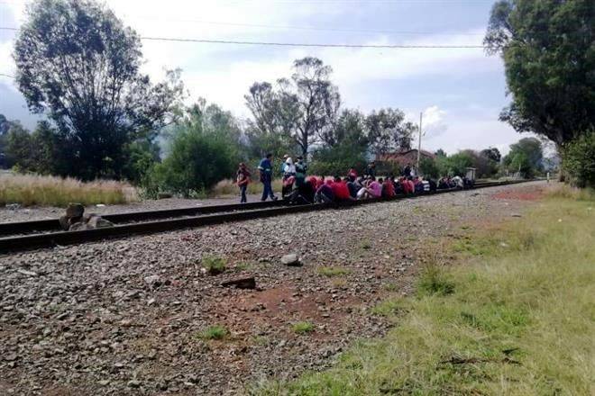 Realizan normalistas nuevo bloqueo a vías del tren en Morelia, Michoacán