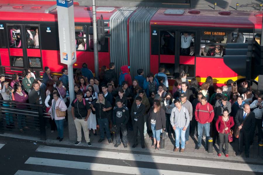 Metro y Metrobús cierran estaciones por protestas en San Lázaro