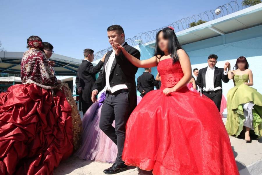 Hijas de mujeres reclusas festejan sus XV años en penal de Santa Martha