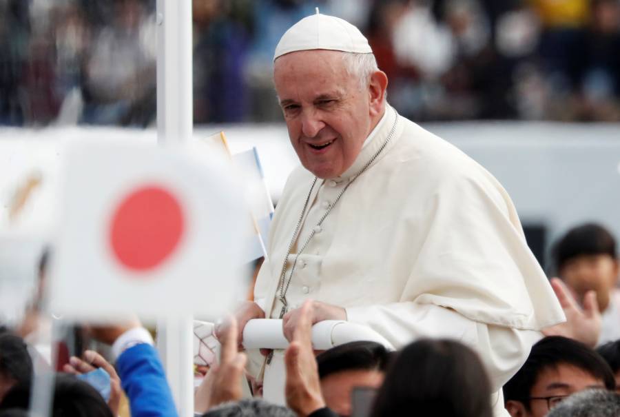 Papa Francisco pide desarme nuclear en visita a Nagasaki