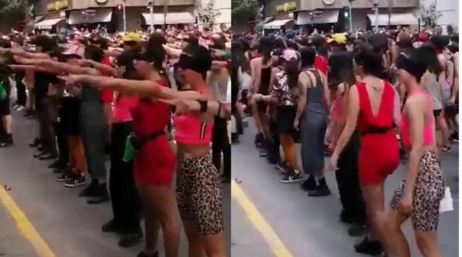 Al ritmo de la canción “Un violador en tu camino”, mujeres protestan en Chile