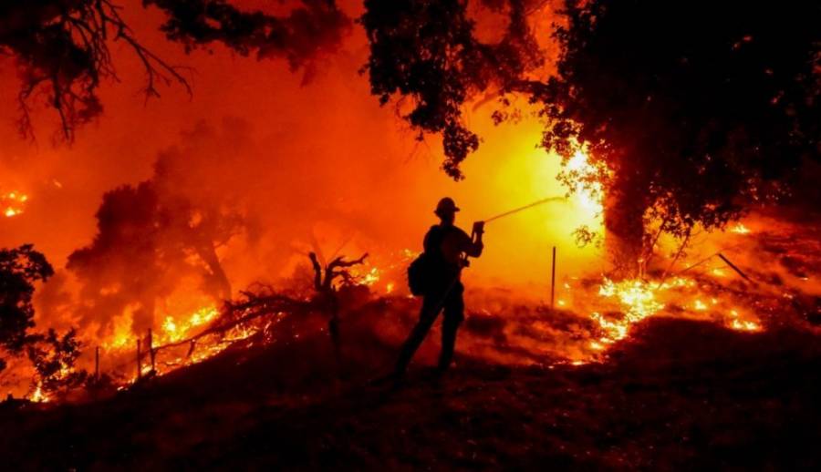 Desalojan a unas 6 mil personas de sus viviendas por incendio en California