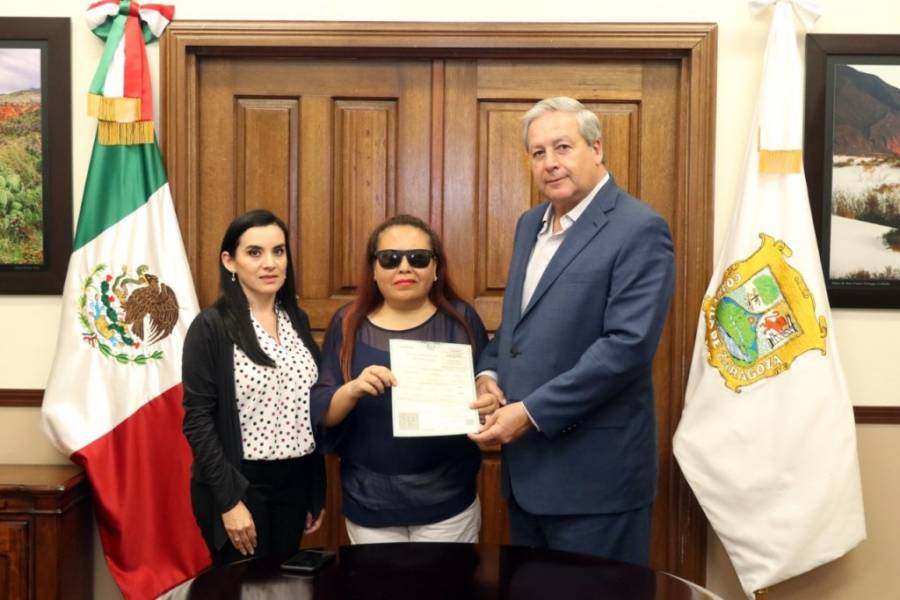 Coahuila entrega la primera acta de nacimiento en braille